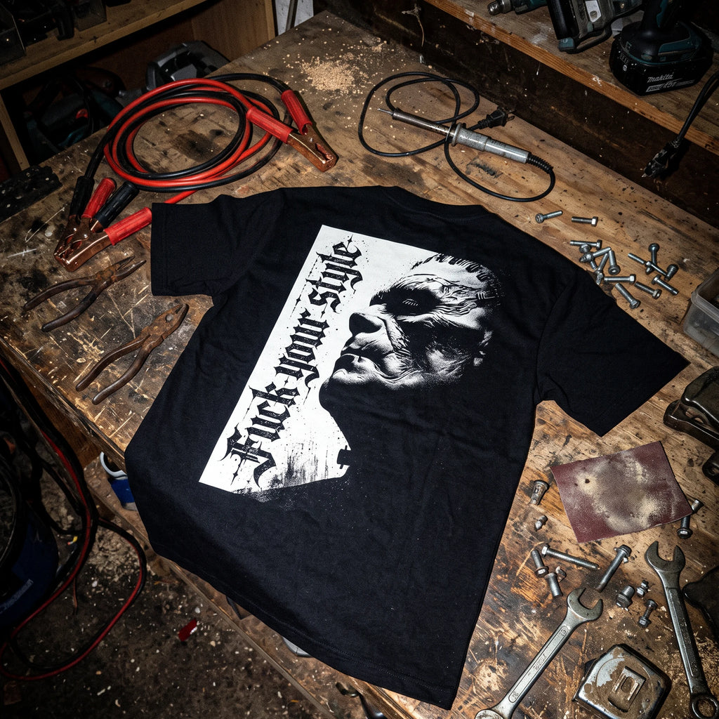 Frankenstein camiseta negra en banco de taller