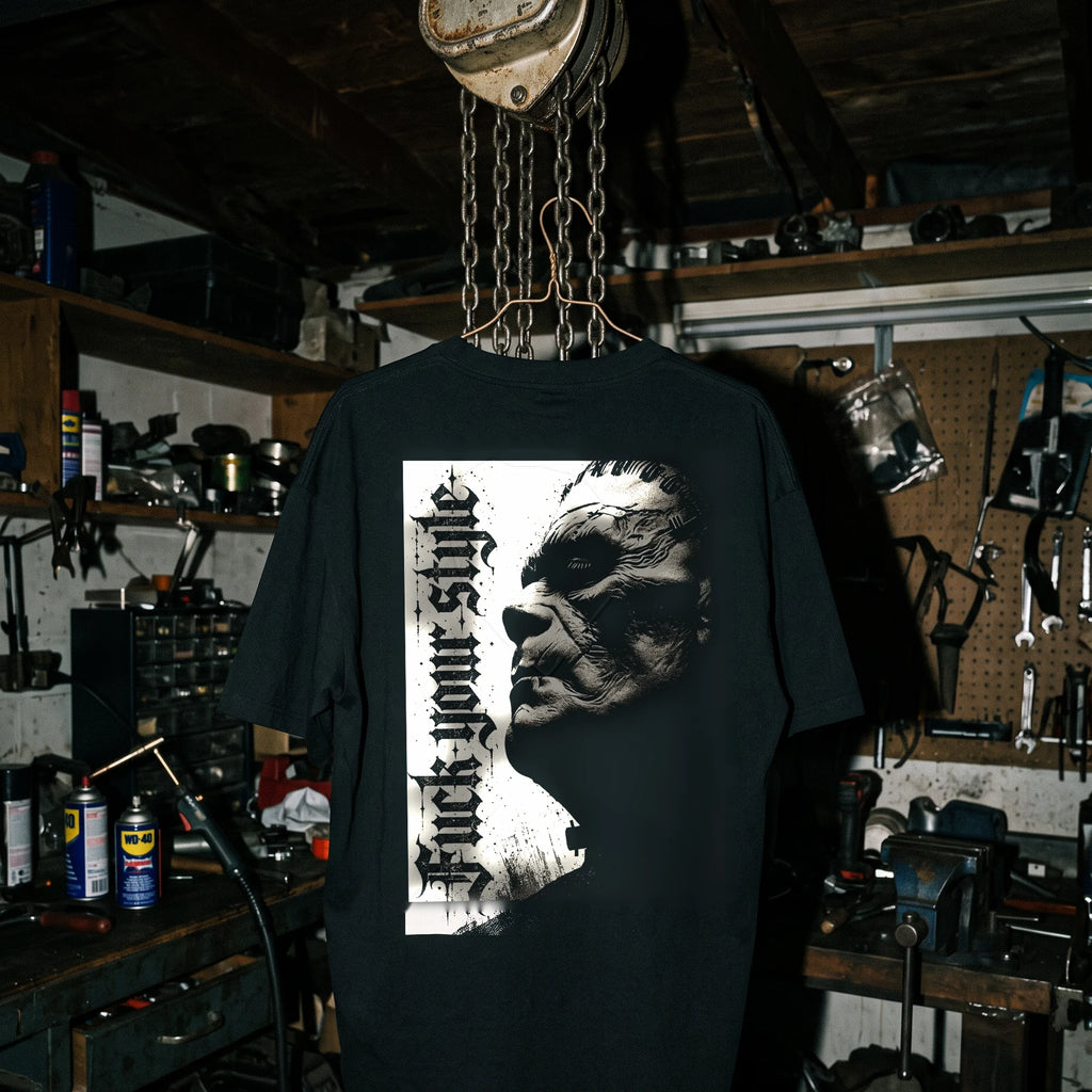 Frankenstein camiseta negra colgada en el taller