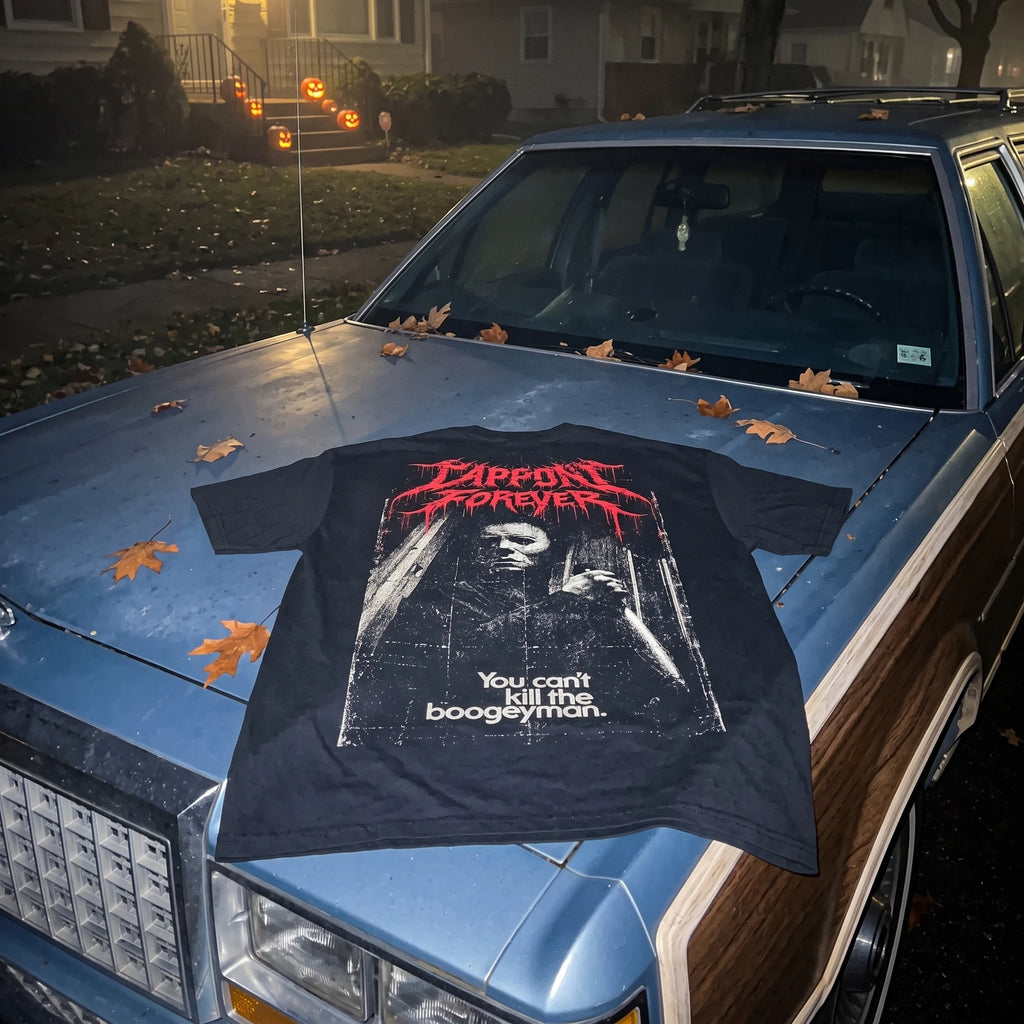 Michael Myers camiseta negra sobre el capó de una ranchera