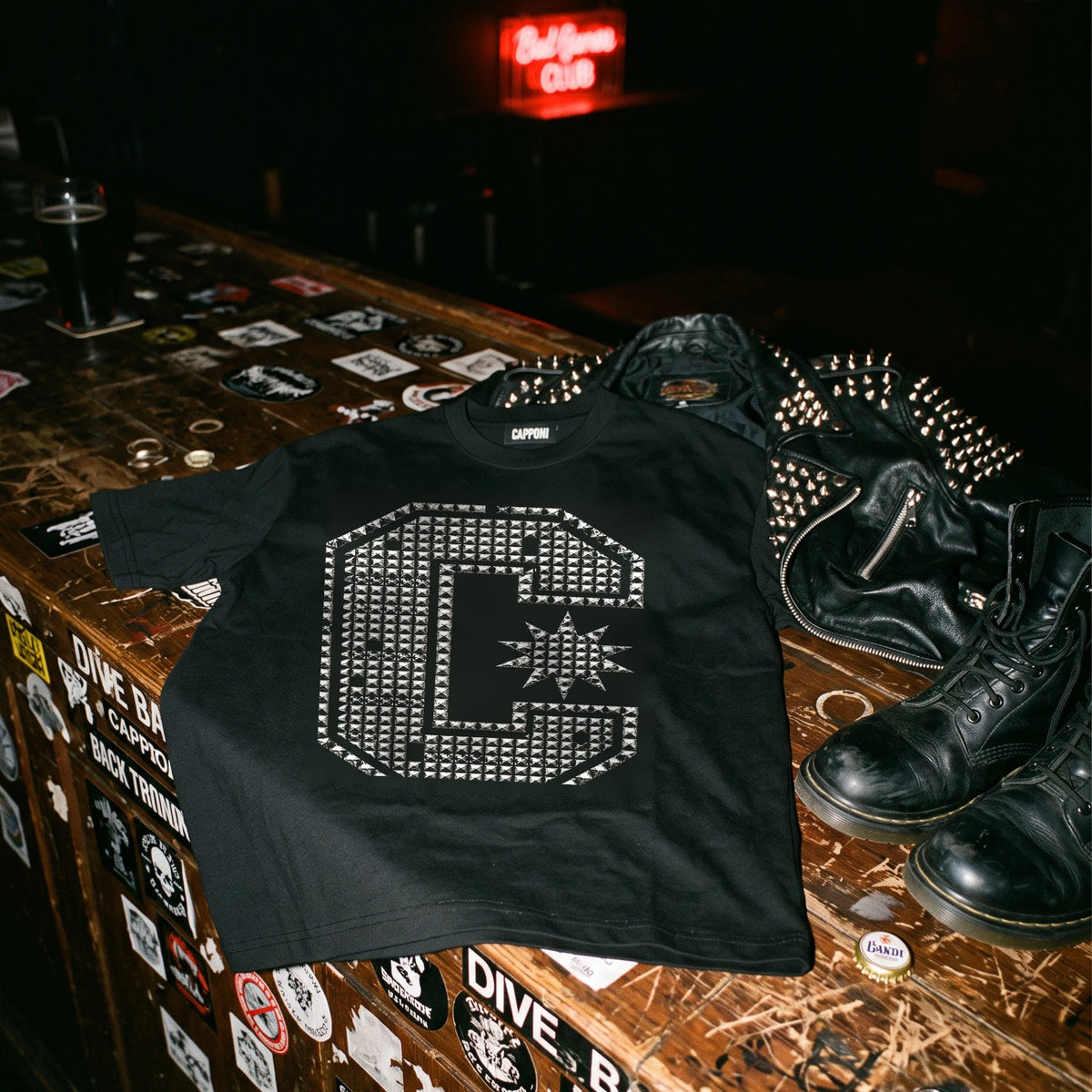 Studded Monogram camiseta negra sobre barra con botas