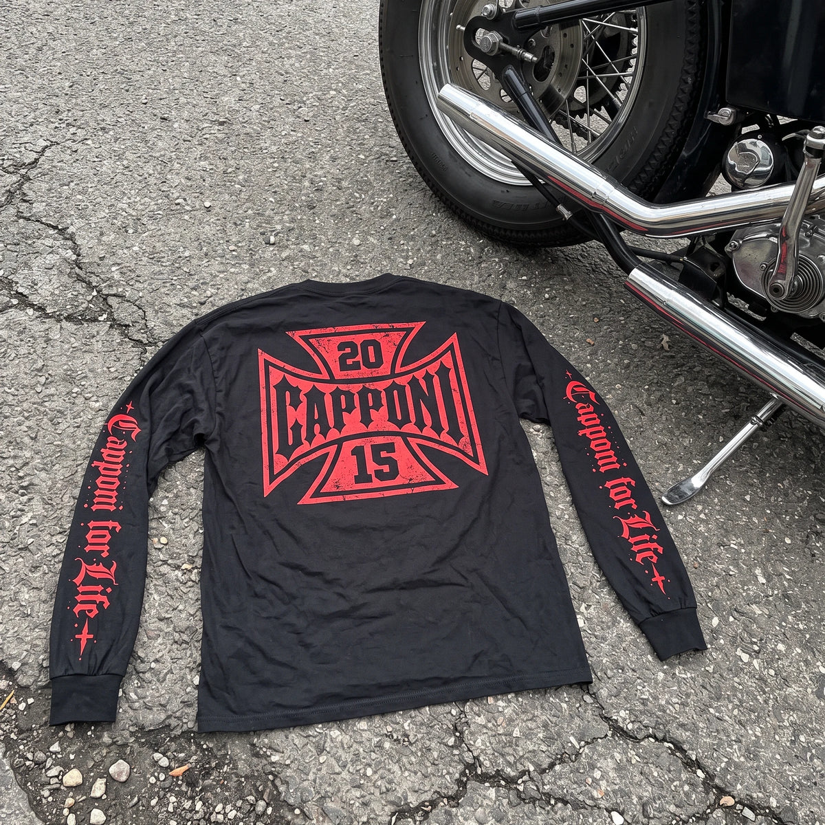 Capponi For Life manga larga negra junto a una chopper