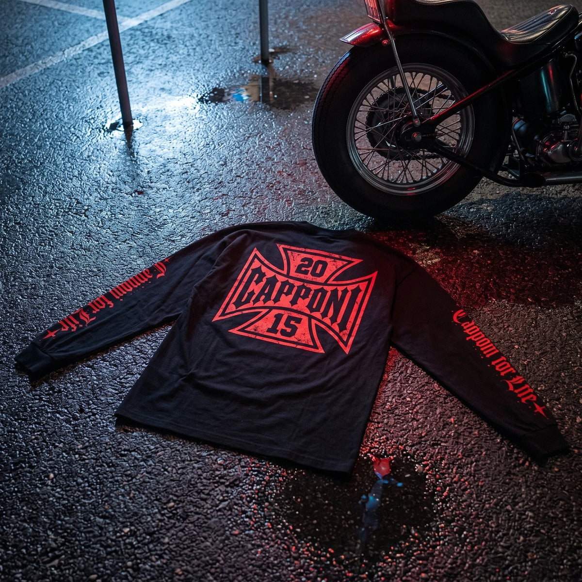 CAPPONI FOR LIFE LONG SLEEVE BLACK espalda junto a la moto