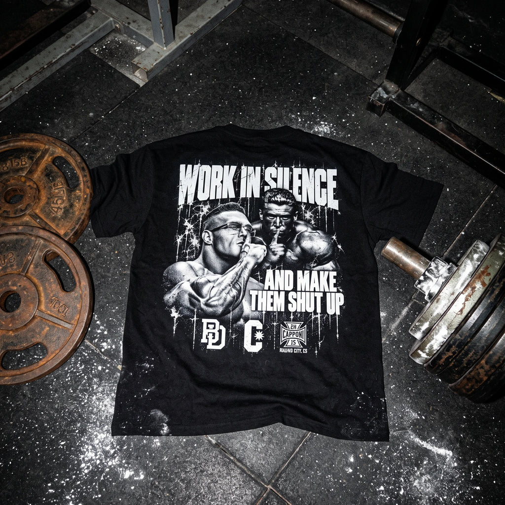 Work In Silence camiseta negra en el suelo del gimnasio